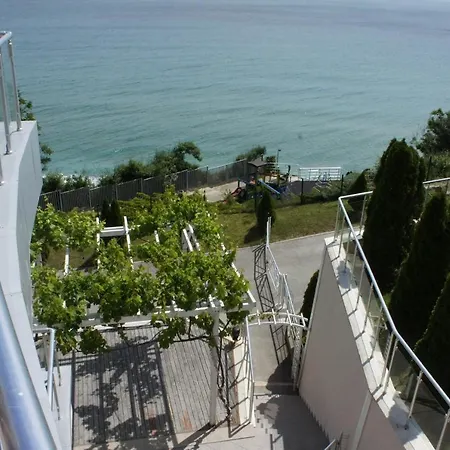 Silver Byala - първа линия, морска панорама с два басейна и осигурен паркинг Apartman